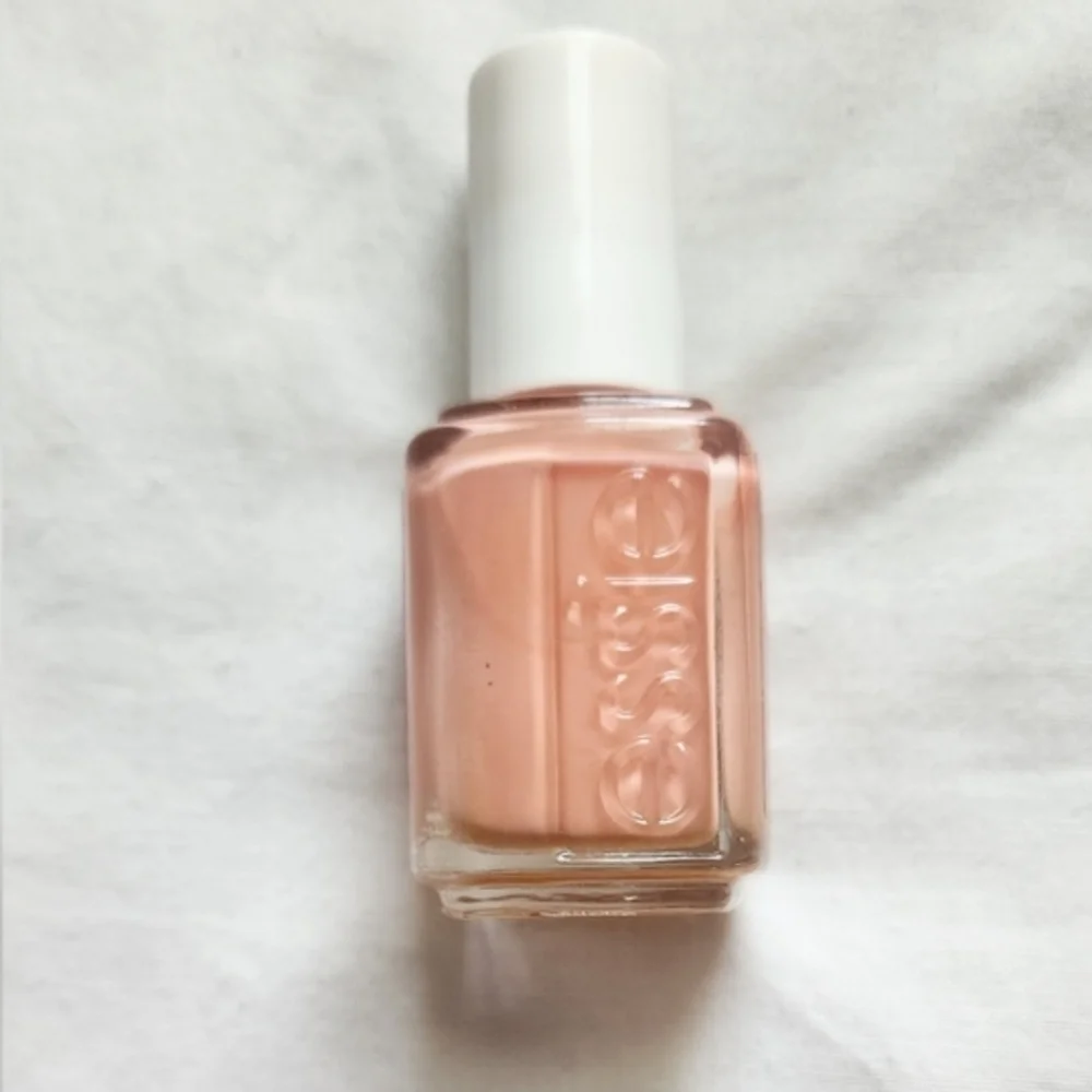 Essie treat love & color nail Color 33 Glowin